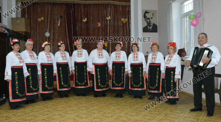 Фолклористи и деца солисти с концерт за 8-ми март в хасковско читалище