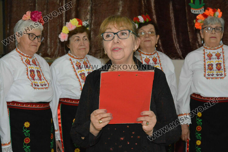 Фолклористи и деца солисти с концерт за 8-ми март в хасковско читалище