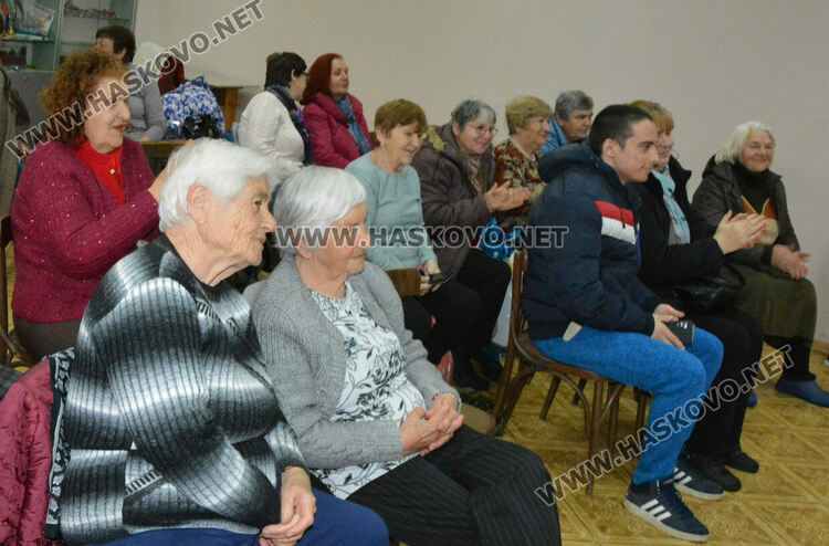 Фолклористи и деца солисти с концерт за 8-ми март в хасковско читалище