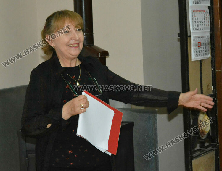 Фолклористи и деца солисти с концерт за 8-ми март в хасковско читалище