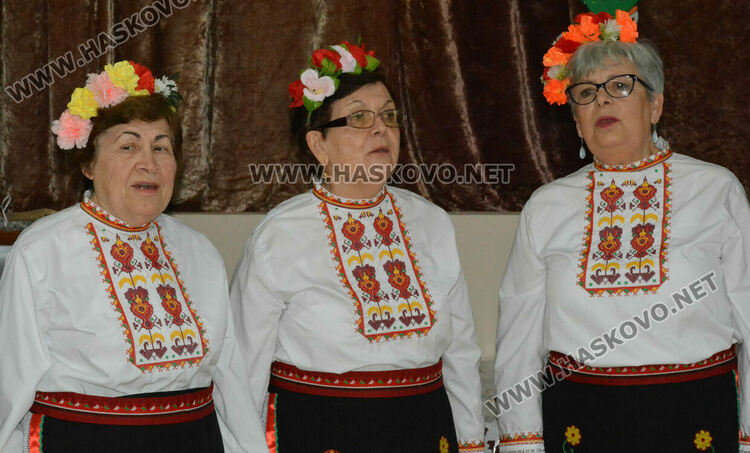 Фолклористи и деца солисти с концерт за 8-ми март в хасковско читалище