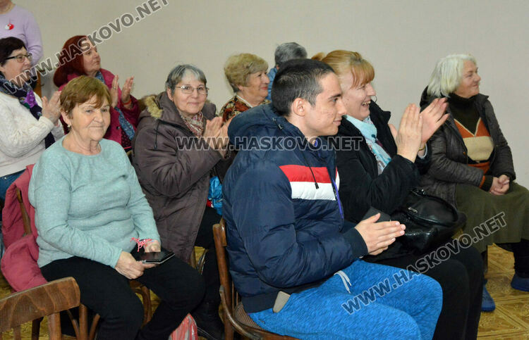 Фолклористи и деца солисти с концерт за 8-ми март в хасковско читалище