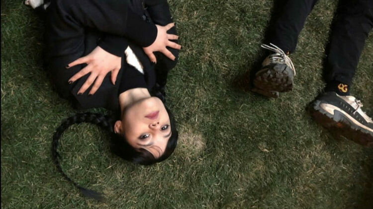 Повече ужаси и никаква романтика във втори сезон на Wednesday