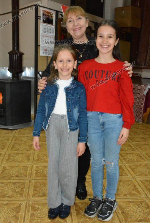 Фолклористи и деца солисти с концерт за 8-ми март в хасковско читалище