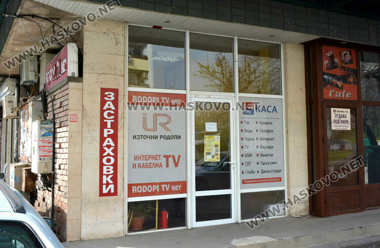 Като на филм: Грабителят от „Веспрем“ насочил нож към касиерката и отворил торба да прибере оборота