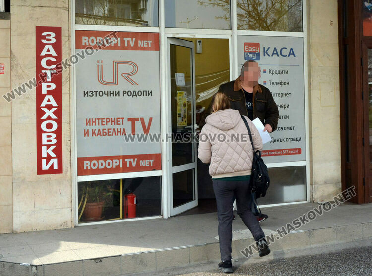 Като на филм: Грабителят от „Веспрем“ насочил нож към касиерката и отворил торба да прибере оборота