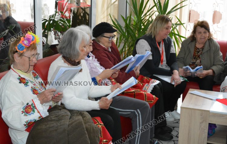 Потребителите на две социални заведения дариха за храма „Св. Иван Рилски“