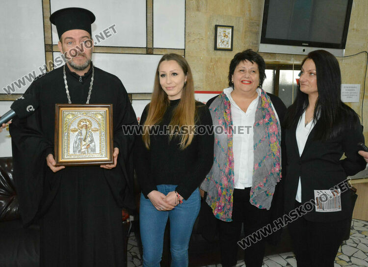 Потребителите на две социални заведения дариха за храма „Св. Иван Рилски“