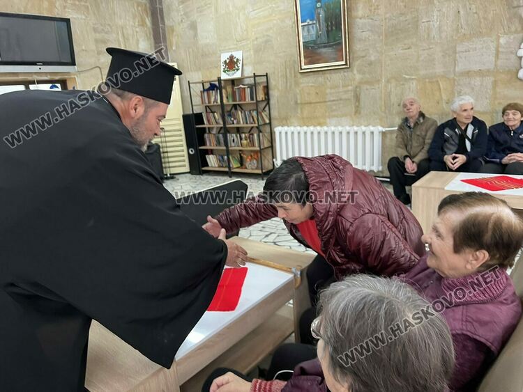 Потребителите на две социални заведения дариха за храма „Св. Иван Рилски“