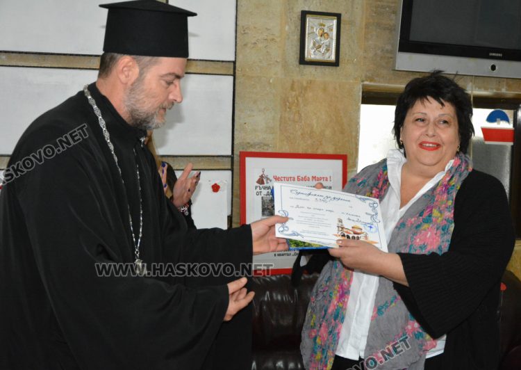 Потребителите на две социални заведения дариха за храма „Св. Иван Рилски“