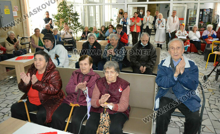 Потребителите на две социални заведения дариха за храма „Св. Иван Рилски“