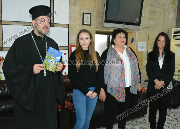 Потребителите на две социални заведения дариха за храма „Св. Иван Рилски“