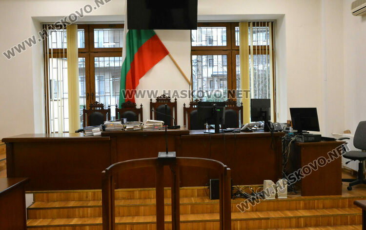 8 г. затвор за счетоводителка, присвоила близо 1.7 млн. лв. от фирми, за да осигури тузарски живот на сина си