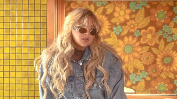 Tones And I сподели специална акустична версия на новия си сингъл