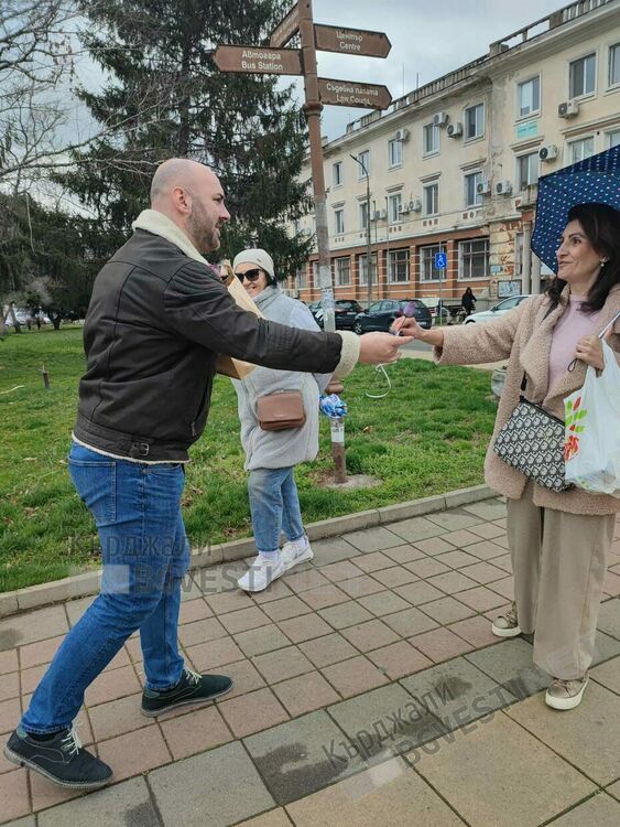 Цветя за дамите в Кърджали от Продължаваме Промяната