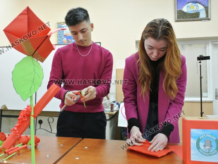 Младите в действие: ученици изработиха 200 хартиени рози с кауза