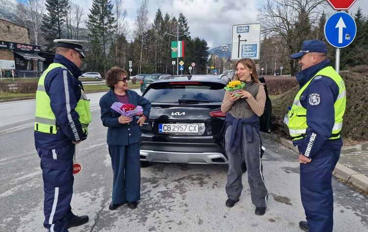 Цветя за дамите зад волана от Пътна полиция