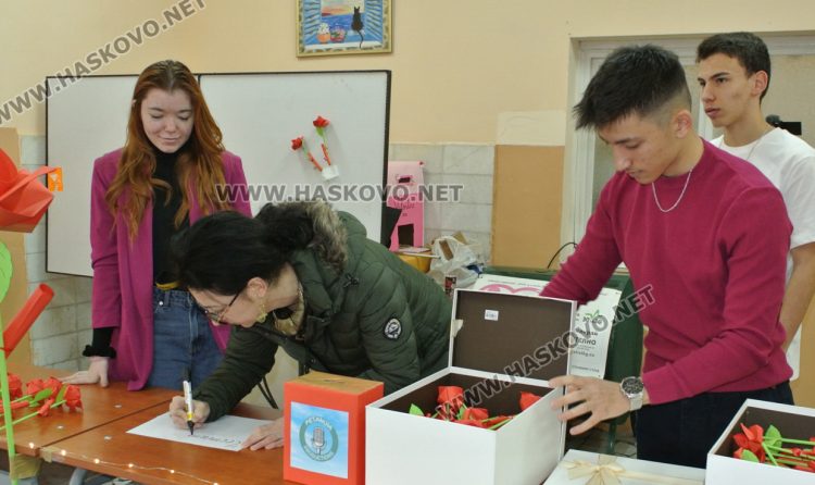 Младите в действие: ученици изработиха 200 хартиени рози с кауза