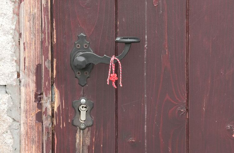 Вандали обират стотинките, оставени от миряните за свещи, в параклиса „Свети Дух“ 