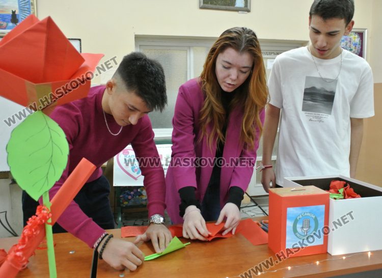 Младите в действие: ученици изработиха 200 хартиени рози с кауза