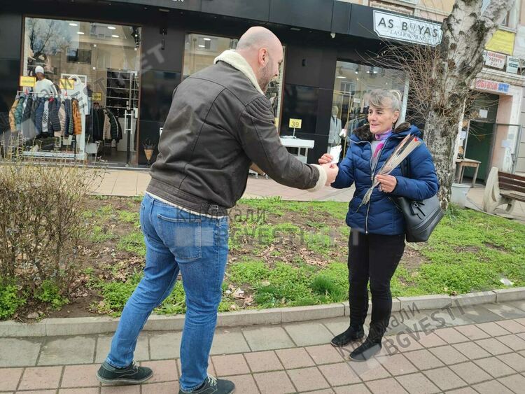 Цветя за дамите в Кърджали от Продължаваме Промяната