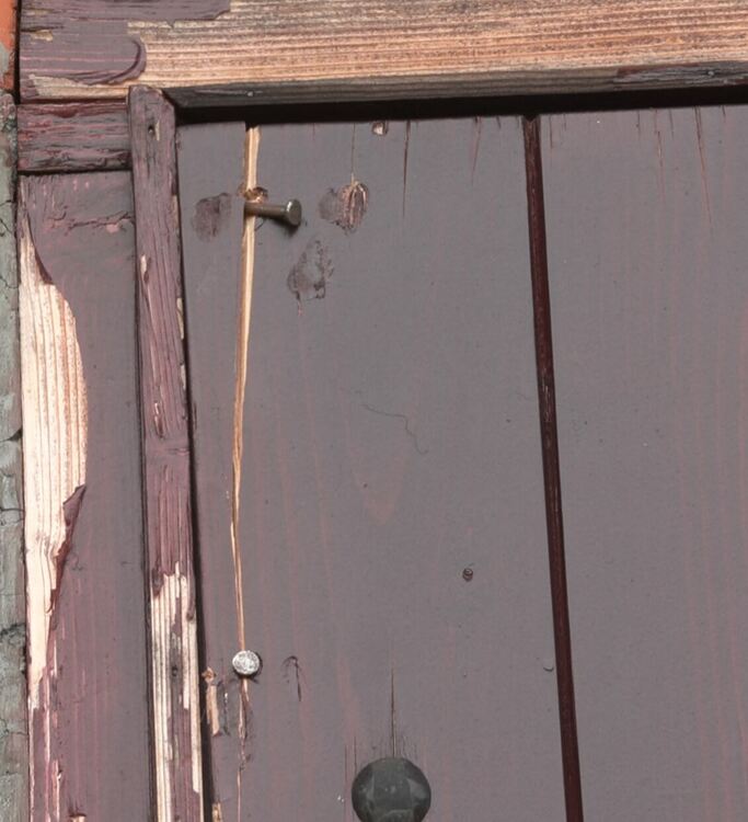 Вандали обират стотинките, оставени от миряните за свещи, в параклиса „Свети Дух“ 