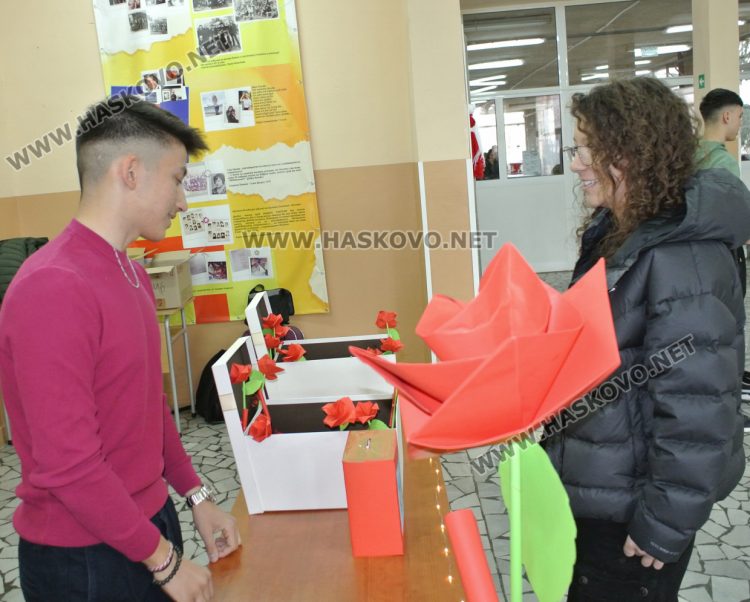 Младите в действие: ученици изработиха 200 хартиени рози с кауза