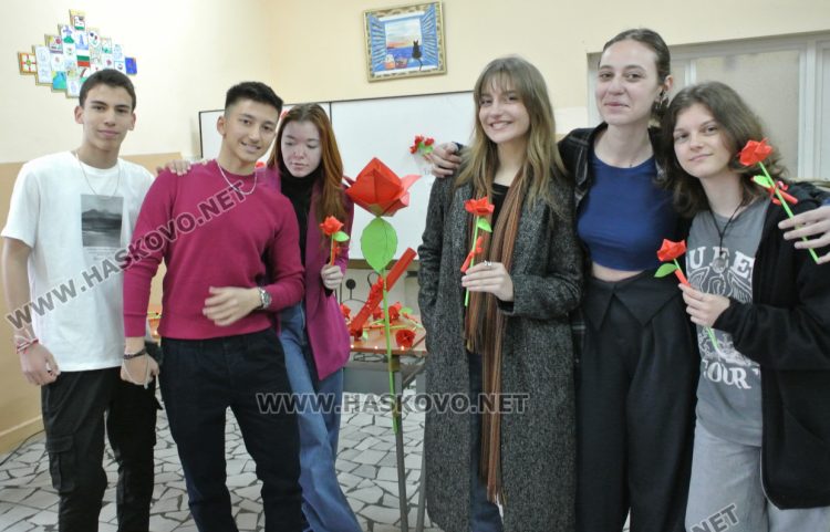 Младите в действие: ученици изработиха 200 хартиени рози с кауза