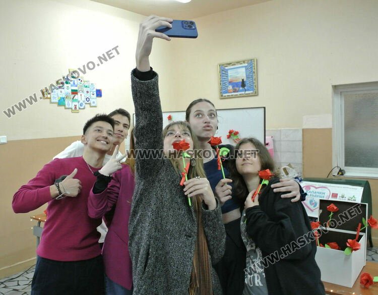 Младите в действие: ученици изработиха 200 хартиени рози с кауза