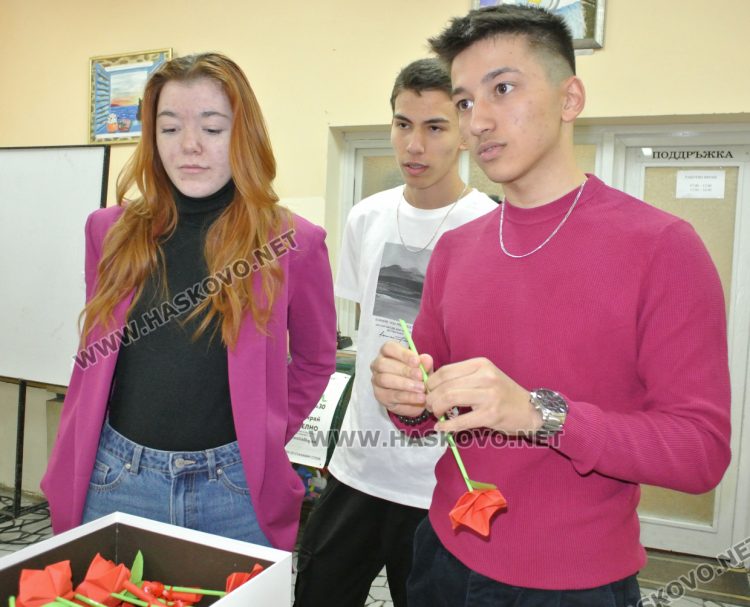 Младите в действие: ученици изработиха 200 хартиени рози с кауза