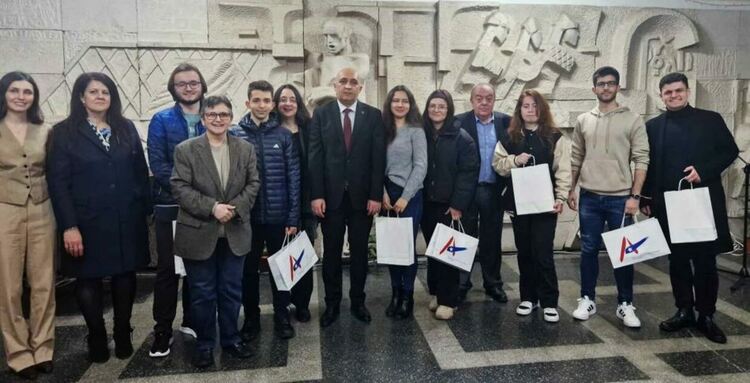 Кметът на община Кърджали Ерол Мюмюн награди победителите в конкурс за превод от английски