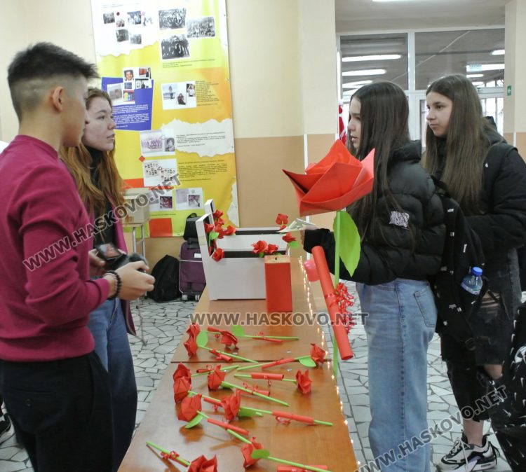 Младите в действие: ученици изработиха 200 хартиени рози с кауза