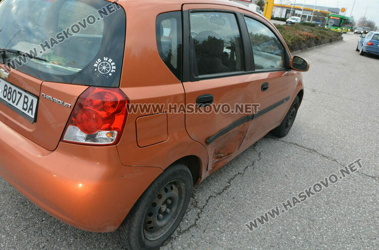 Водач пострада при катастрофа на Кърджалийска