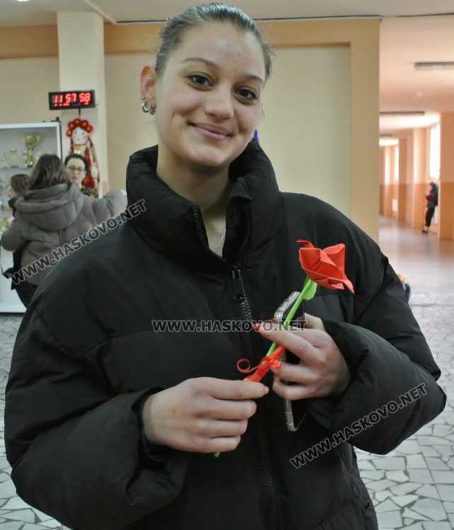 Младите в действие: ученици изработиха 200 хартиени рози с кауза