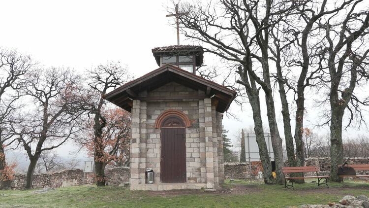 Вандали обират стотинките, оставени от миряните за свещи, в параклиса „Свети Дух“ 
