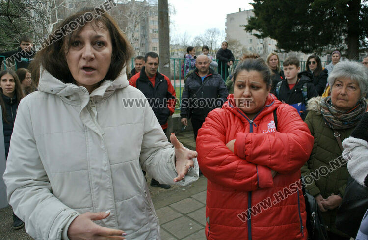 Учители и родители излязоха в защита на директора на ОУ “Л. Каравелов“ Мариела Златева, след проведения конкурс