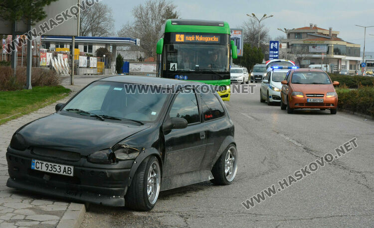 Водач пострада при катастрофа на Кърджалийска