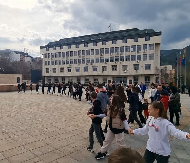 "Младежки хепанинг" събра малки и големи в дискотека под небето 