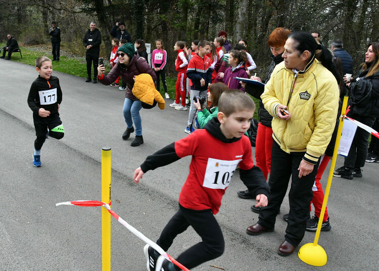 Близо 150 деца се включиха в лекоатлетическия крос „Клокотница“