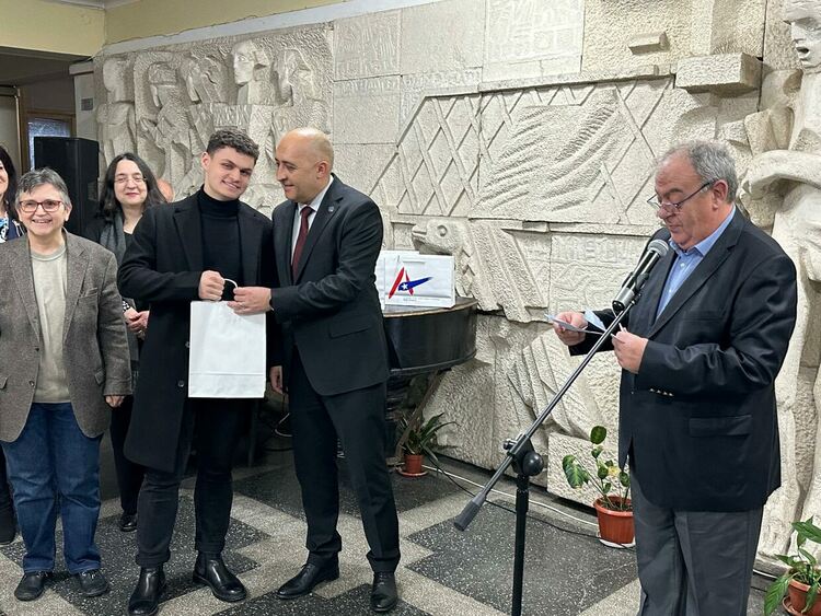 5 награди за славейковци в състезанието за превод в Месеца на Америка в Кърджали