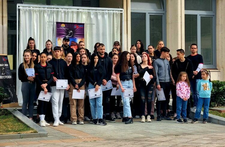 "Младежки хепанинг" събра малки и големи в дискотека под небето 