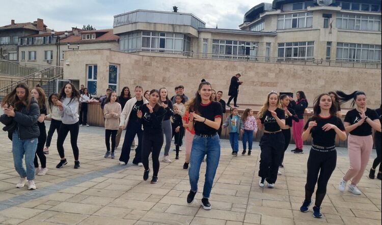"Младежки хепанинг" събра малки и големи в дискотека под небето 