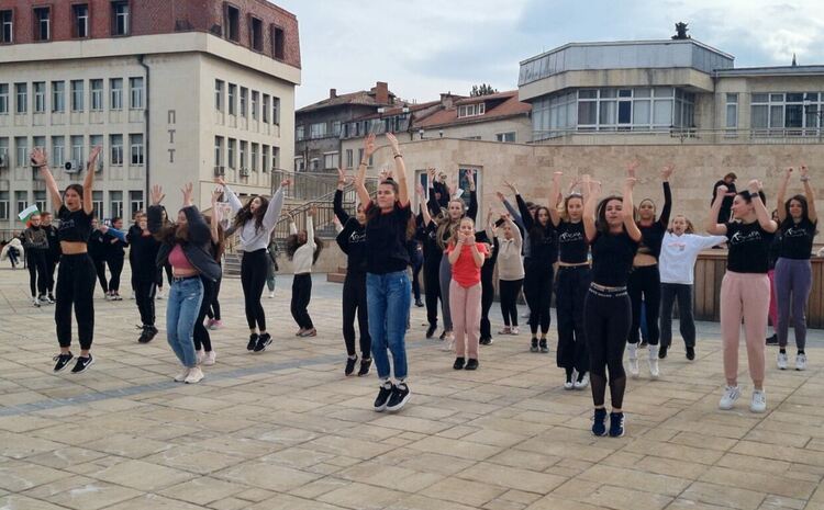 "Младежки хепанинг" събра малки и големи в дискотека под небето 