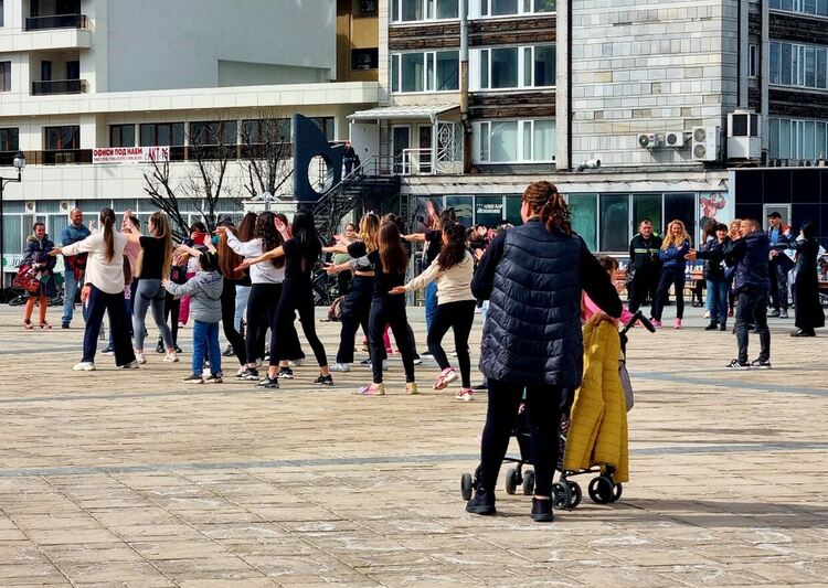 "Младежки хепанинг" събра малки и големи в дискотека под небето 