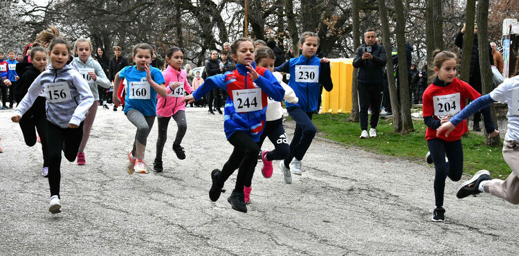 Близо 150 деца се включиха в лекоатлетическия крос „Клокотница“
