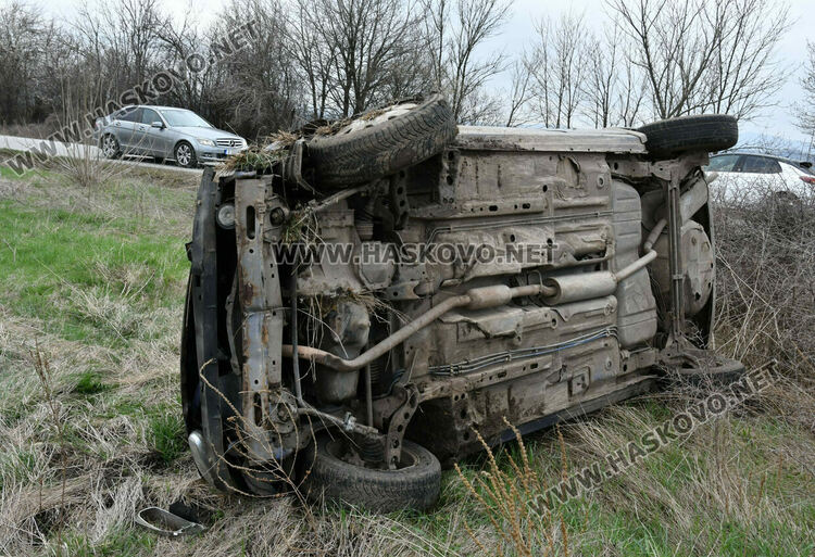 Мъж е с леки наранявания, след като се преобърна с колата си