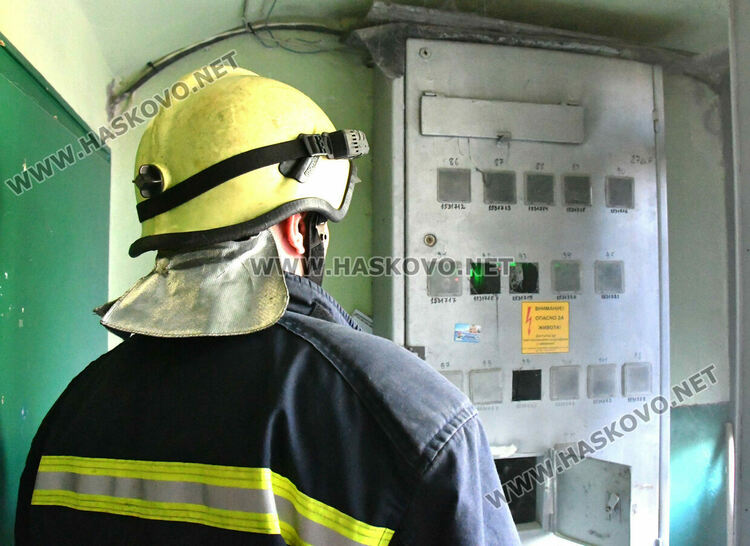 Запалено електрическо табло вдигна на крак пожарникари