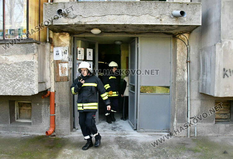 Запалено електрическо табло вдигна на крак пожарникари