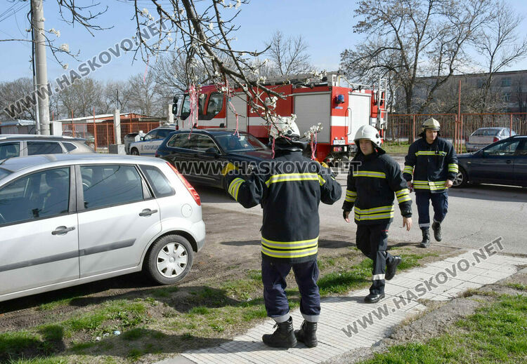 Запалено електрическо табло вдигна на крак пожарникари