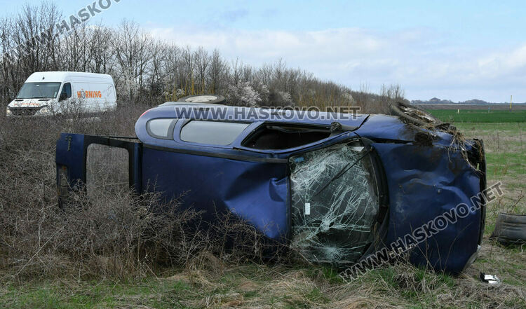 Мъж е с леки наранявания, след като се преобърна с колата си
